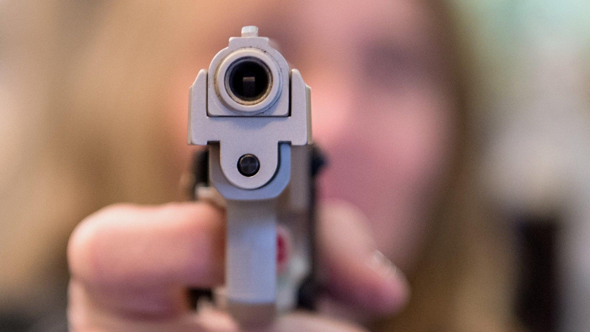 E-Scooter-Fahrer schießt zwei Mal mit Schreckschusswaffe auf Fußgänger