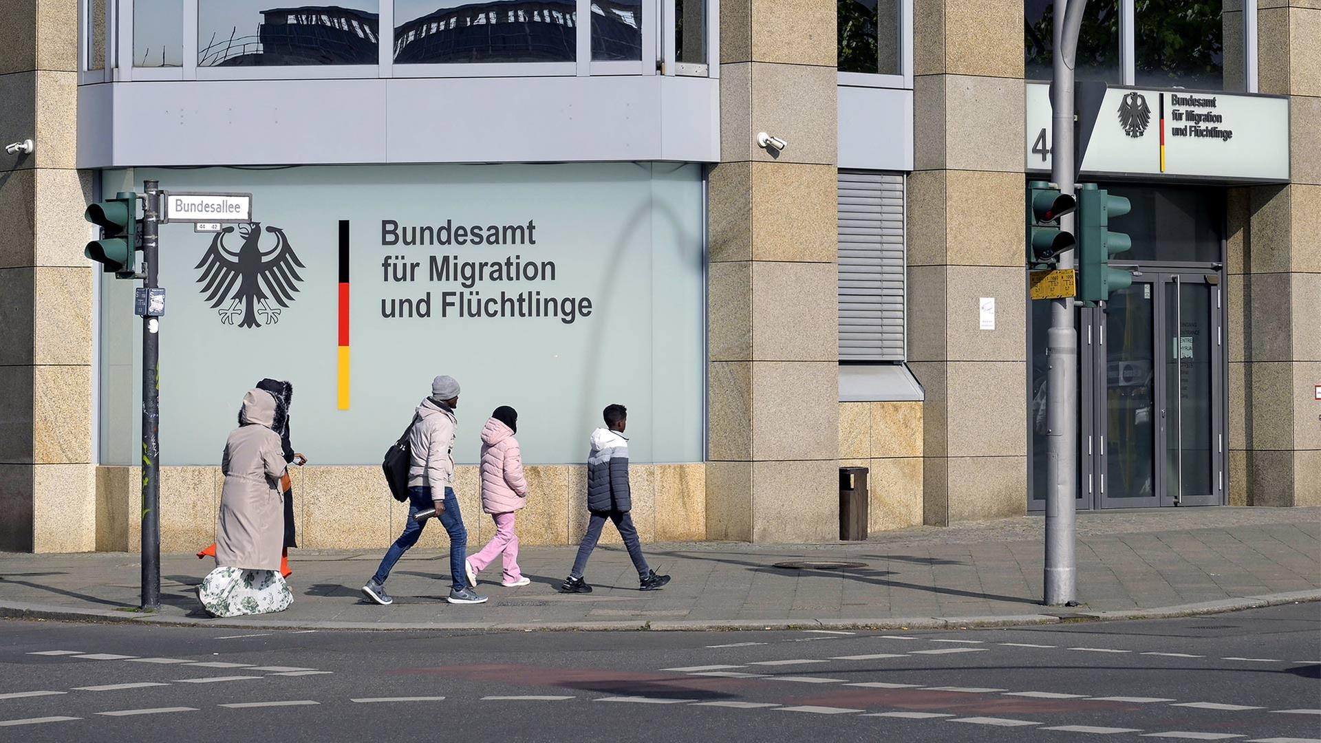 Bundesamt für Migration und Flüchtlinge | picture alliance / imageBROKER