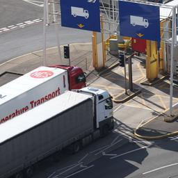 Lastwagen verlassen eine Fähre im Hafen von Dover.