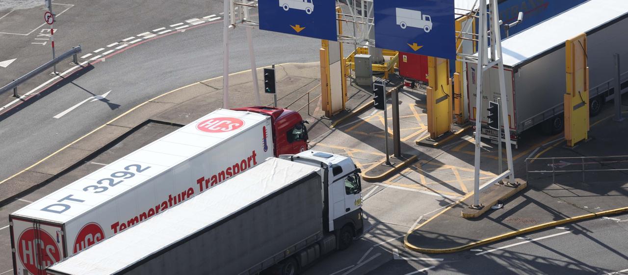 Lastwagen verlassen eine Fähre im Hafen von Dover.