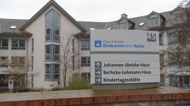 Ein Schild am Zugang zum Pflegeheim "Johannes Jänicke" der Diakonie.