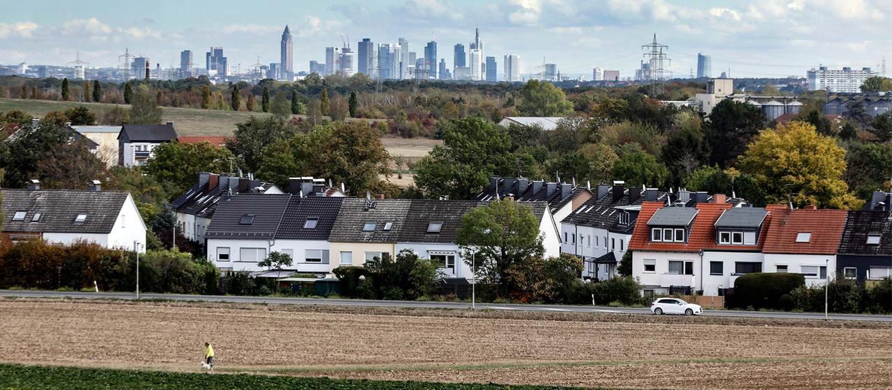 Blick über den Ort Flörsheim hin zur Frankfurter Innenstadt Skyline.