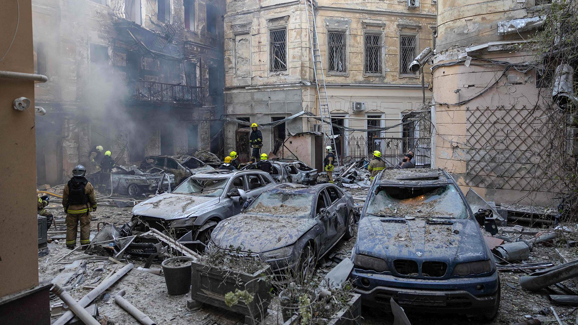 Ukrainische Rettungskr�fte arbeiten am Ort eines russischen Luftangriffs in Odessa. | AFP