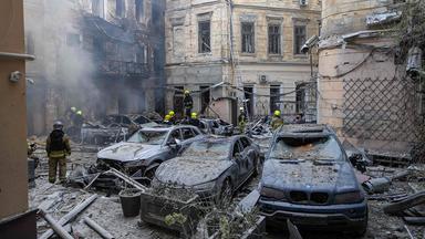 Ukrainische Rettungskräfte arbeiten am Ort eines russischen Luftangriffs in Odessa.