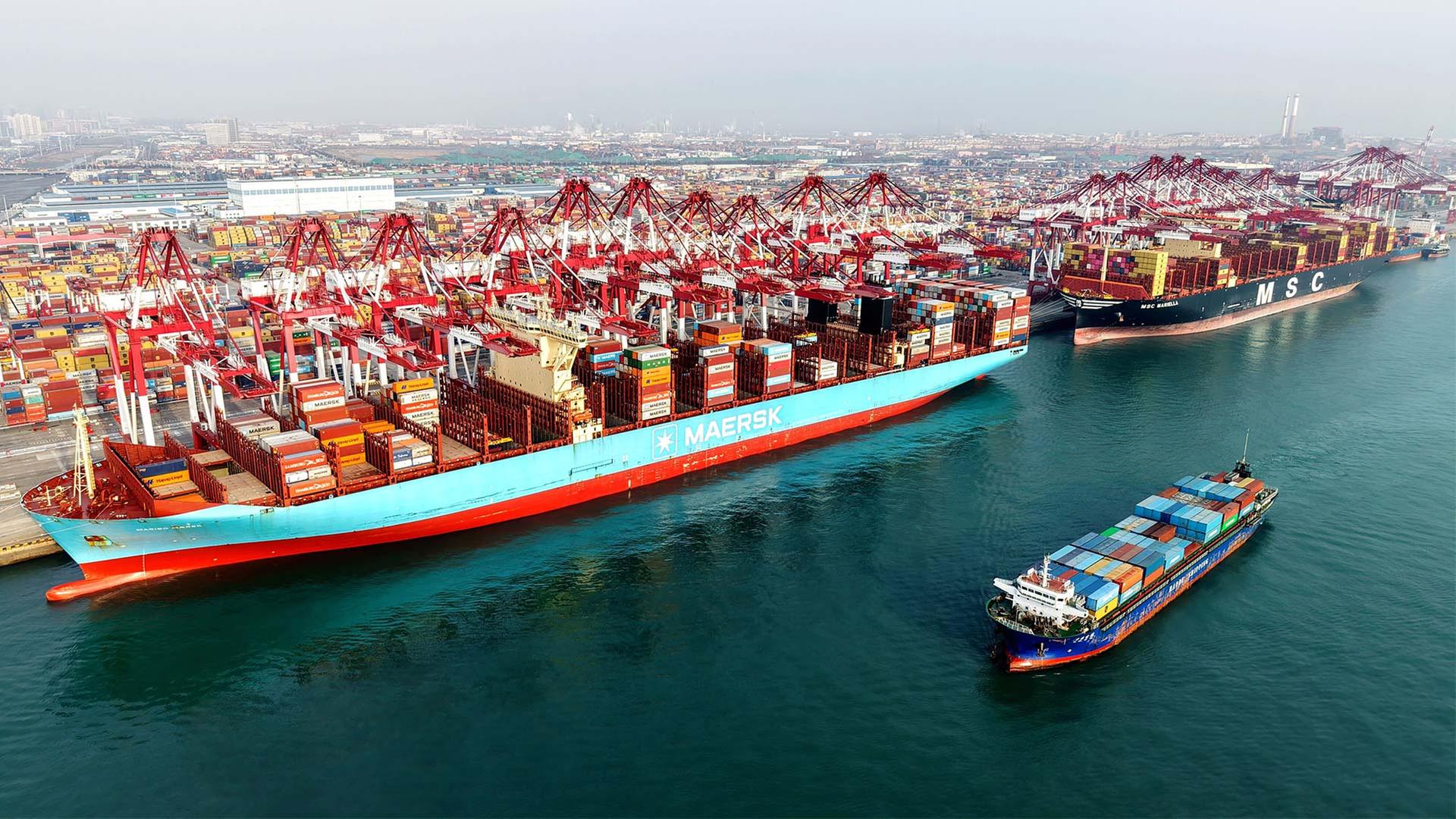 Voll beladene Containerschiffe im Hafen von Qingdao, China. | picture alliance / CFOTO
