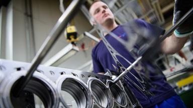 Ein Mitarbeiter eines Autozulieferers kontrolliert die Produktion der Zylinderkopfdichtungen (Symbolbild).