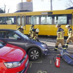 Ein Auto ist erst mit der Stadtbahn und dann mit einem geparkten Auto kollidiert.