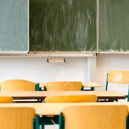 Ein leeres Klassenzimmer einer Schule (Archivbild)