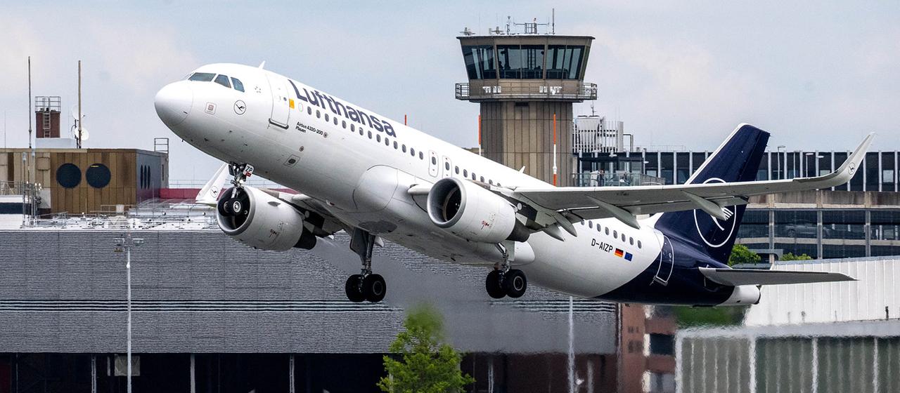 Ein Flieger der Lufthansa startet am Flughafen Bremen.
