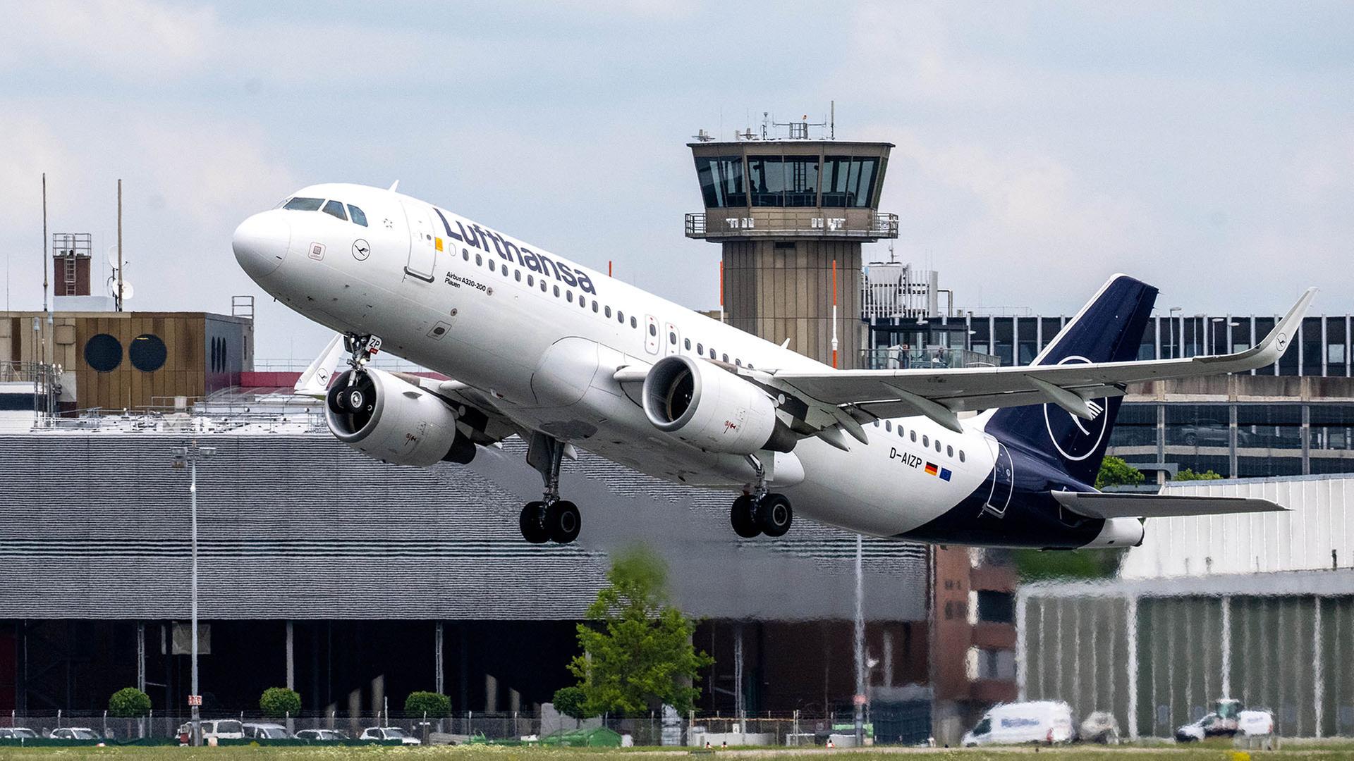 Ein Flieger der Lufthansa startet am Flughafen Bremen. | picture alliance/dpa
