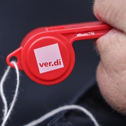Auf einer Trillerpfeife ist das Logo der Dienstleistungsgewerkschaft Ver.di zu sehen