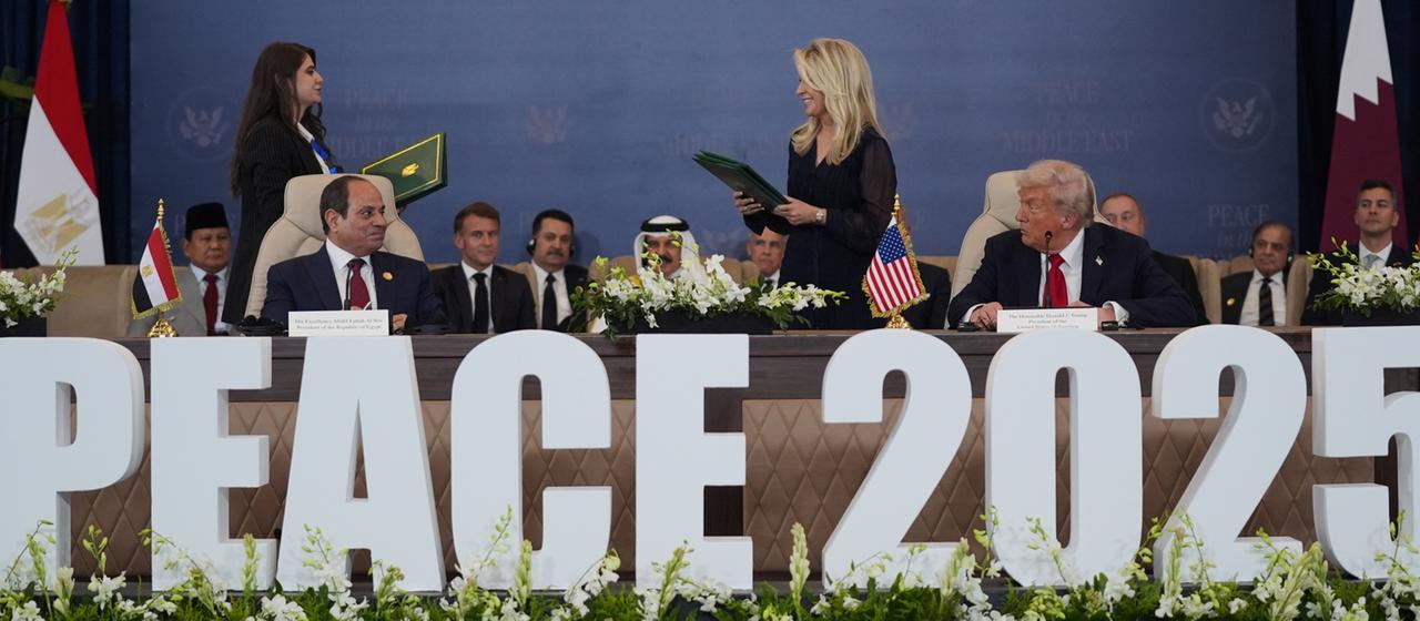 Donald Trump und Abdel Fattah al-Sisi sitzen auf dem Podium in Scharm el Scheich | dpa Donald Trump und Abdel Fattah al-Sisi sitzen auf dem Podium in Scharm el Scheich