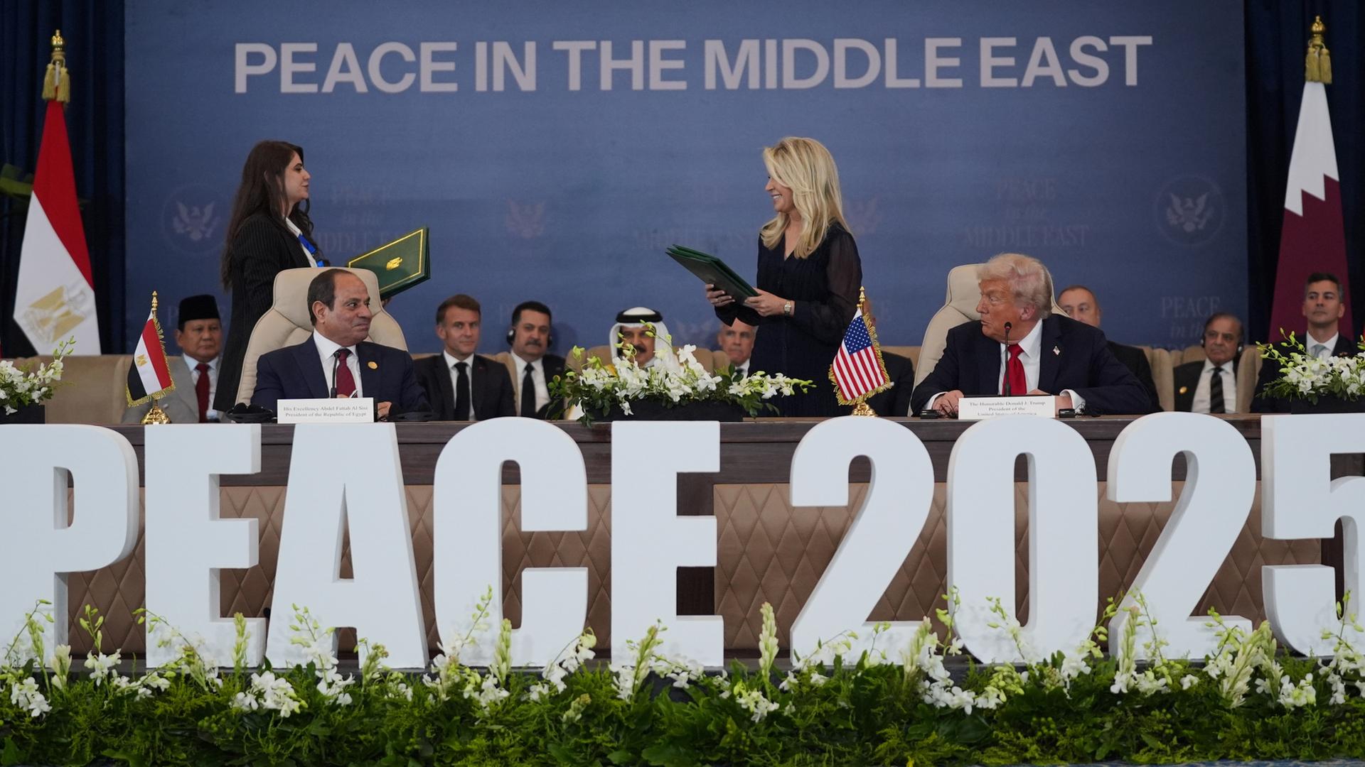 Donald Trump und Abdel Fattah al-Sisi sitzen auf dem Podium in Scharm el Scheich | dpa