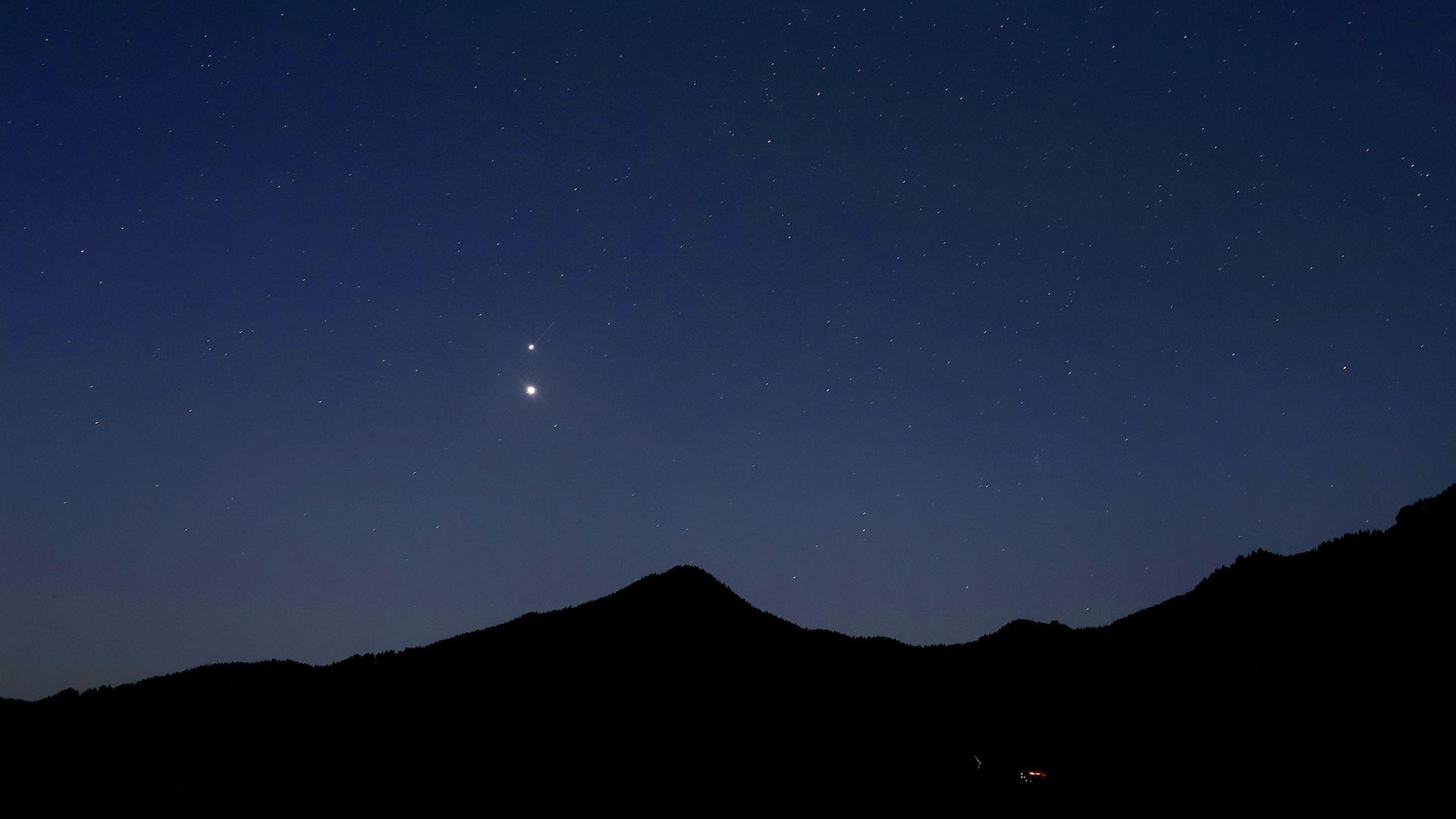 Die Planeten Jupiter und Venus sind am frÃ¼hen Morgen in einer engen Konjunktion Ã¼ber den Alpen zu sehen. | picture alliance/dpa