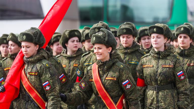 Russische Soldatinnen während einer Probe für die bevorstehende Militärparade am 9. Mai 2017