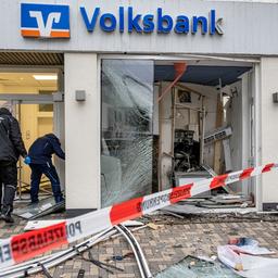 Mitarbeiter der Kriminaltechnik untersuchen eine schwer beschädigte Volksbank-Filiale nach der Sprengung eines Geldautomaten 
