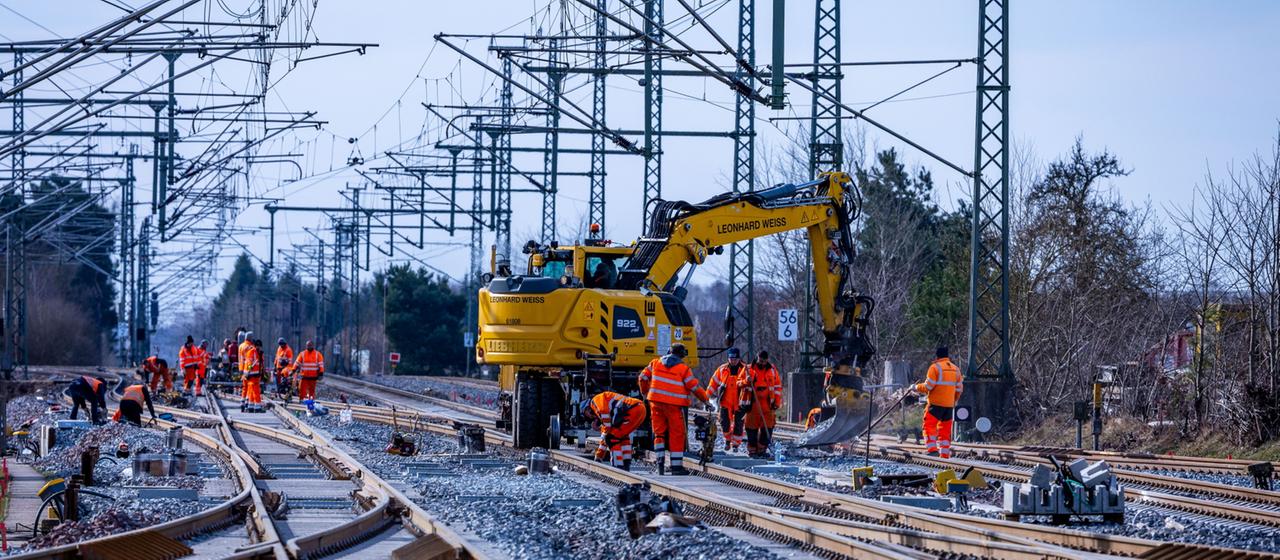 Bauarbeiter montieren Gleisanlagen im Bahnhofsbereich auf der Bahnstrecke nach Schwerin.
