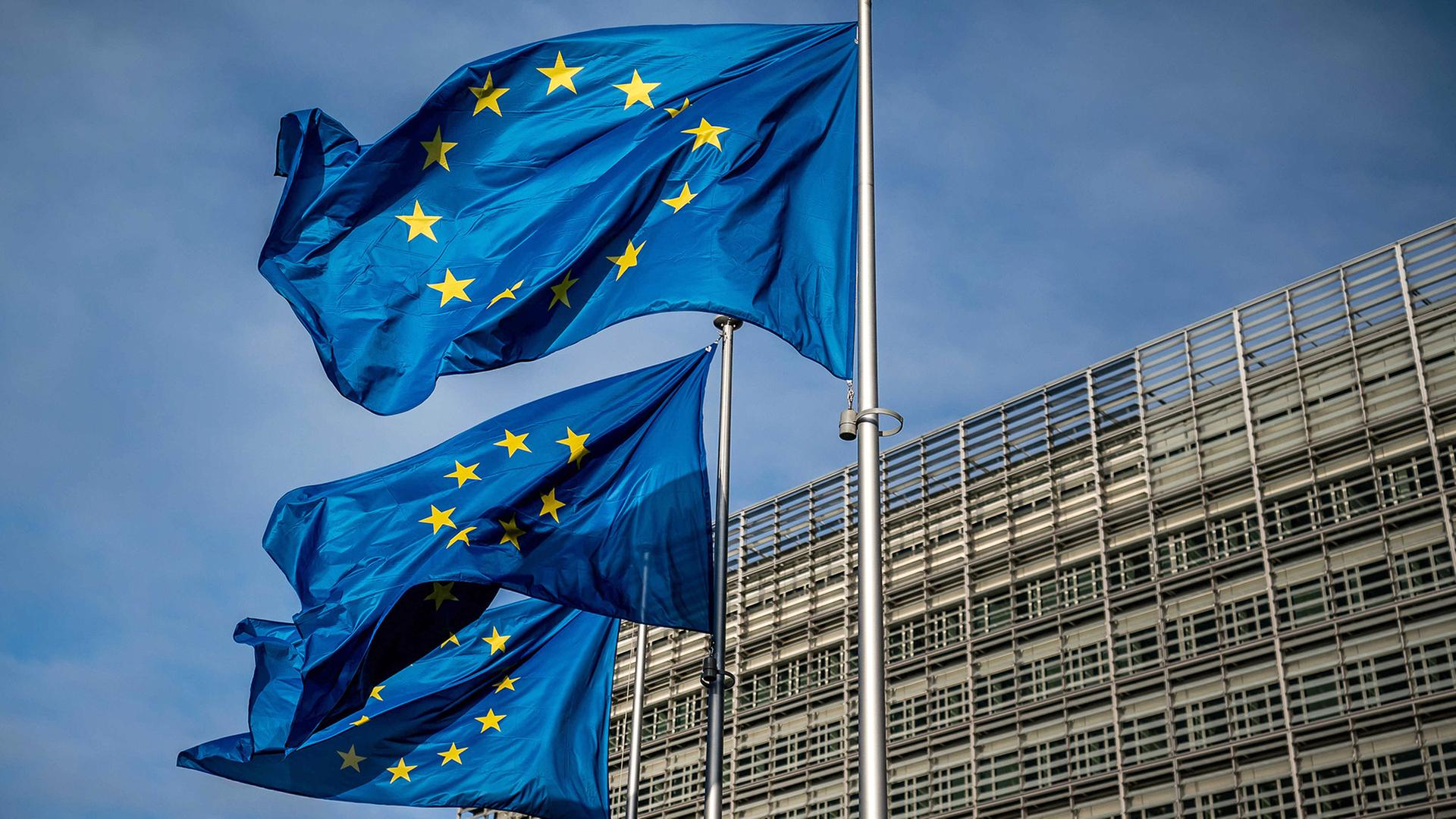 Europaflaggen wehen vor dem Sitz der Europ�ischen Kommission. | dpa
