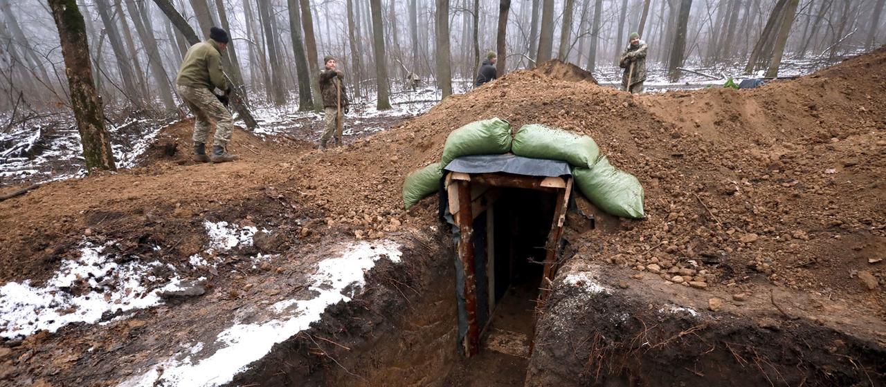 Soldaten der ukrainischen Streitkräfte bauen im Sektor Charkiw im Nordosten der Ukraine Stellungsbefestigungen.