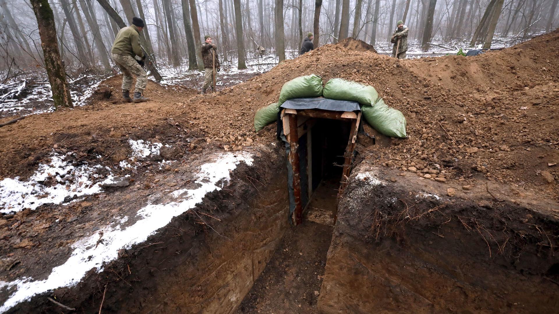 Soldaten der ukrainischen Streitkräfte bauen im Sektor Charkiw im Nordosten der Ukraine Stellungsbefestigungen. | picture alliance/dpa/Ukrinform
