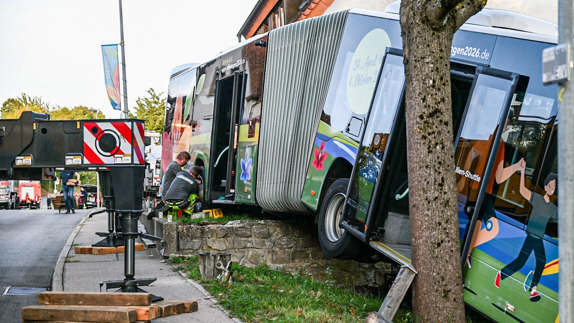 Shuttlebus der Landesgartenschau fährt gegen Hauswand