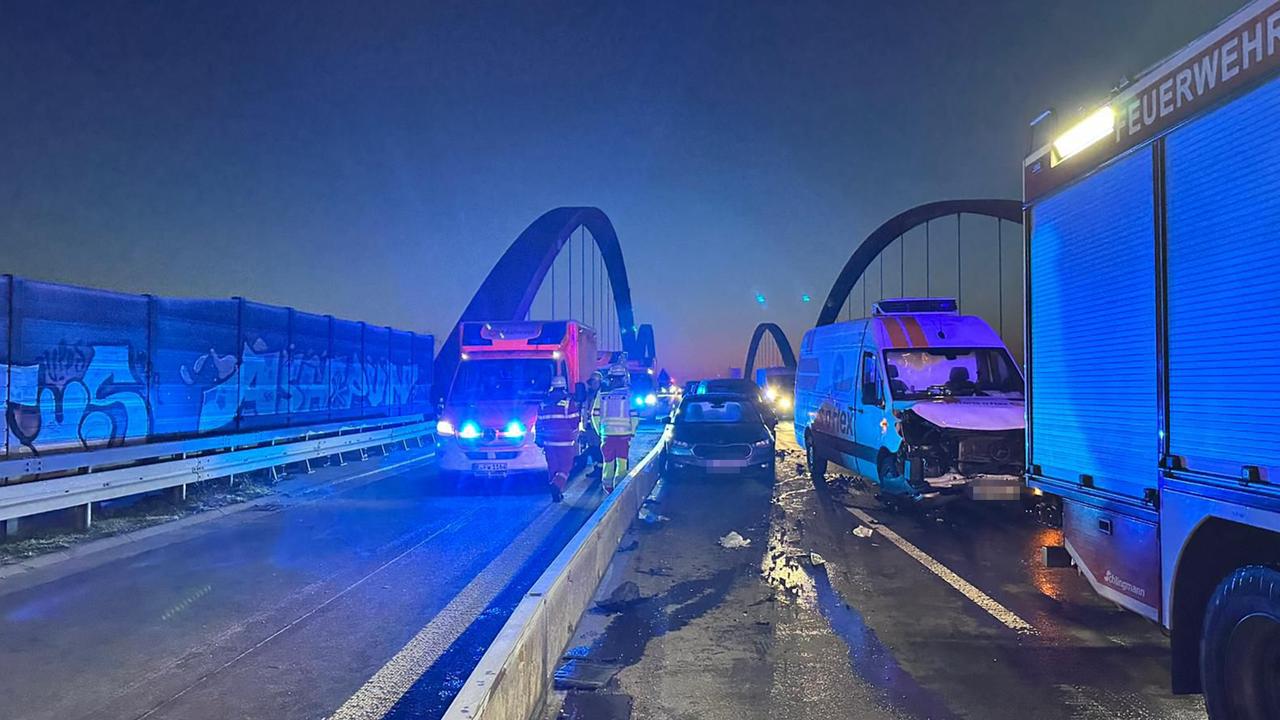 Massenkarambolage auf der A42 bei Bottrop in NRW – 26 Fahrzeuge beteiligt