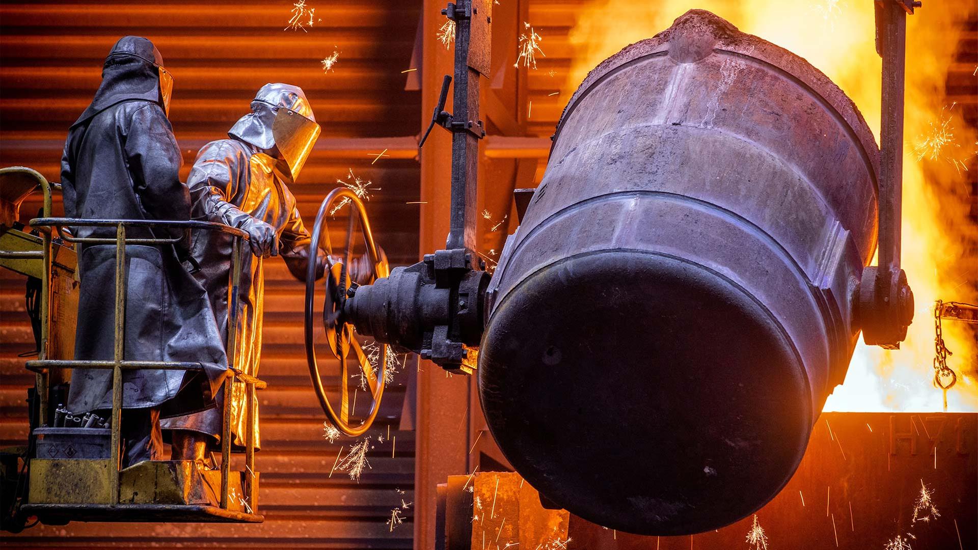 Arbeiter gießen flüssiges Eisen in der Eisengießerei Torgelow | picture alliance/dpa/dpa-Zentral