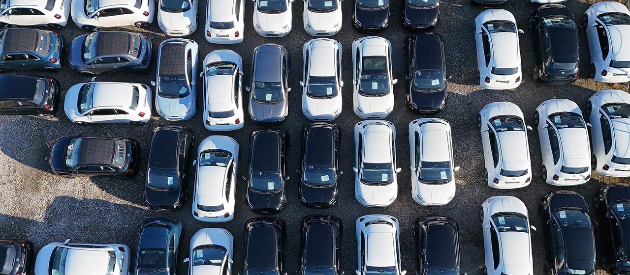 Gebrauchtwagen auf einem Autohof.