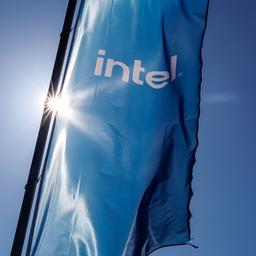 Der Schriftzug und das Logo von Intel Corporation auf Flaggen an einem Sitz vom Unternehmen in Neubiberg im Landkreis München.
