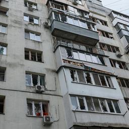 Zerbrochene Fenster in einem Wohnhaus in Odessa, Ukraine.