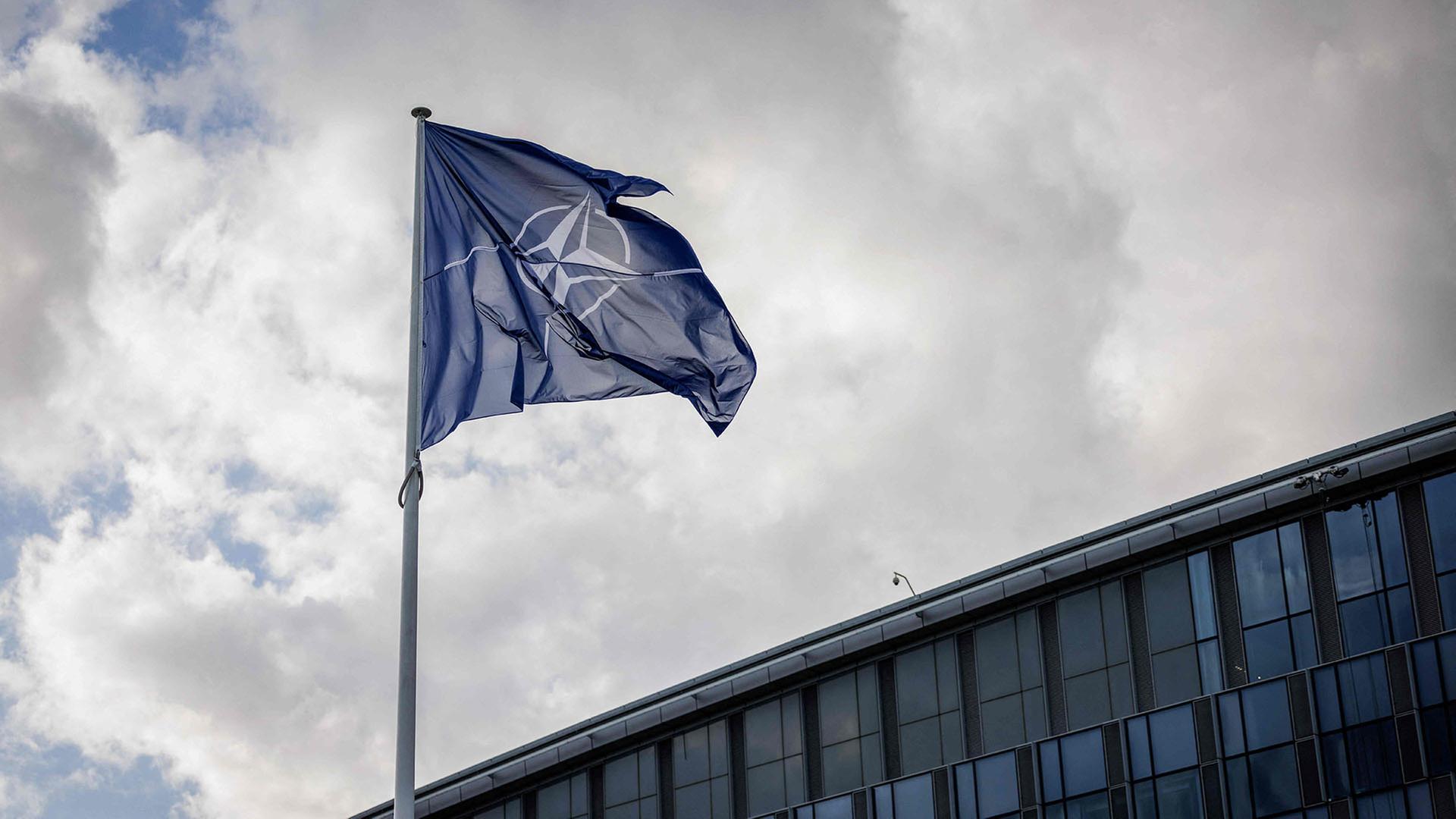 Eine NATO-Flagge weht am NATO-Hauptquartier in Brüssel.  | AFP