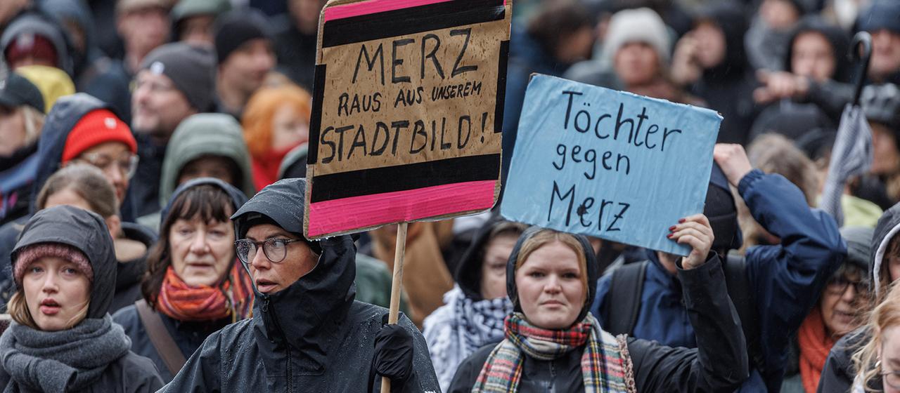Teilnehmende halten auf einer Demonstration in Hamburg Schilder mit den Aufschriften  Teilnehmende halten auf einer Demonstration in Hamburg Schilder mit den Aufschriften