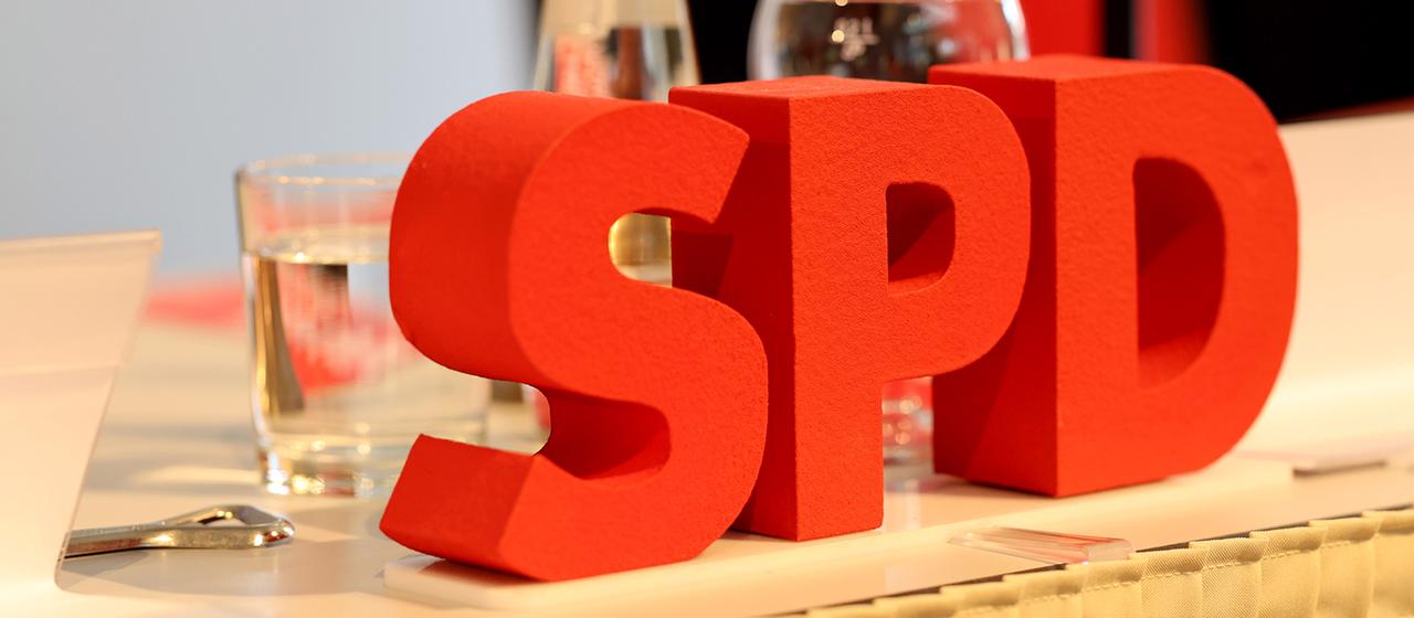 Das Logo der SPD steht auf einem Tisch.