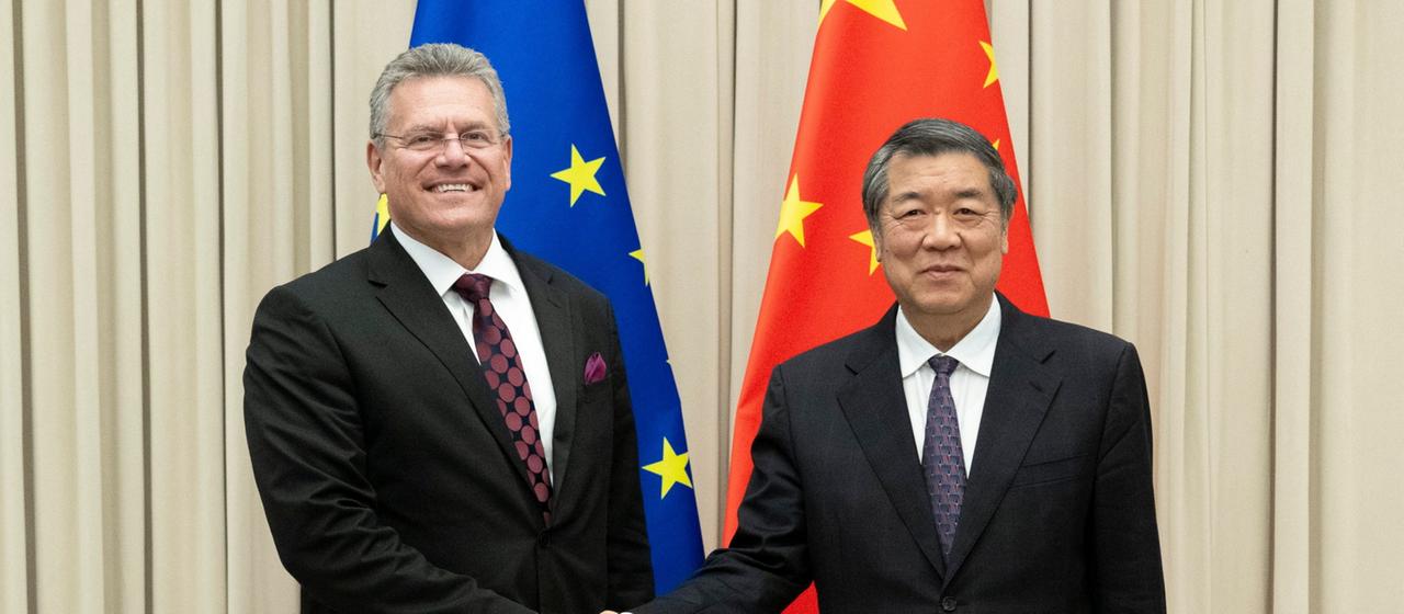 Chinas Vize-Ministerpräsident He Lifeng (r) schüttelt dem EU-Kommissar für Handel und wirtschaftliche Sicherheit, Maros Sefcovic, die Hand