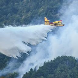 Ein Löschflugzeug bekämpft einen Brand am italienischen Urlaubsresort Tignale am Gardasee.