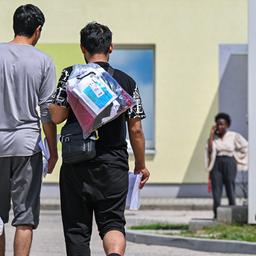 Zwei Migranten gehen über das Gelände der Zentralen Erstaufnahmeeinrichtung für Asylbewerber (ZABH) des Landes Brandenburg. 