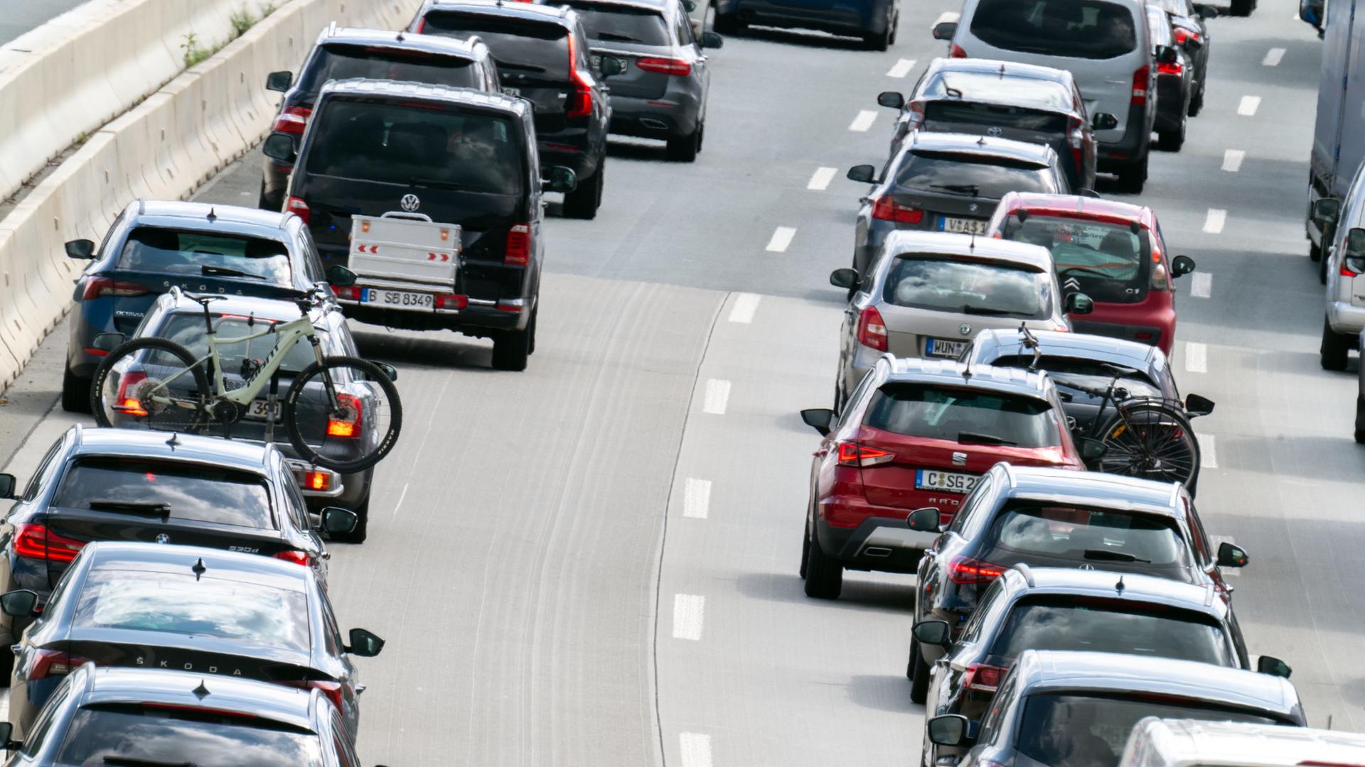 Zahlreiche Autos stehen auf einer Autobahn im Stau. | picture alliance/dpa | Pia Bayer