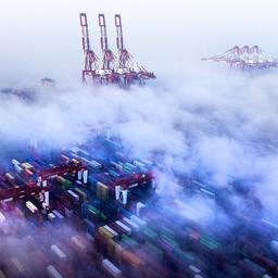 Nebel über dem Yangshan Container Terminal in Shanghai.