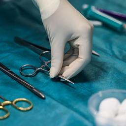 Eine OP-Schwester legt im Operationssaal das OP-Besteck aus.