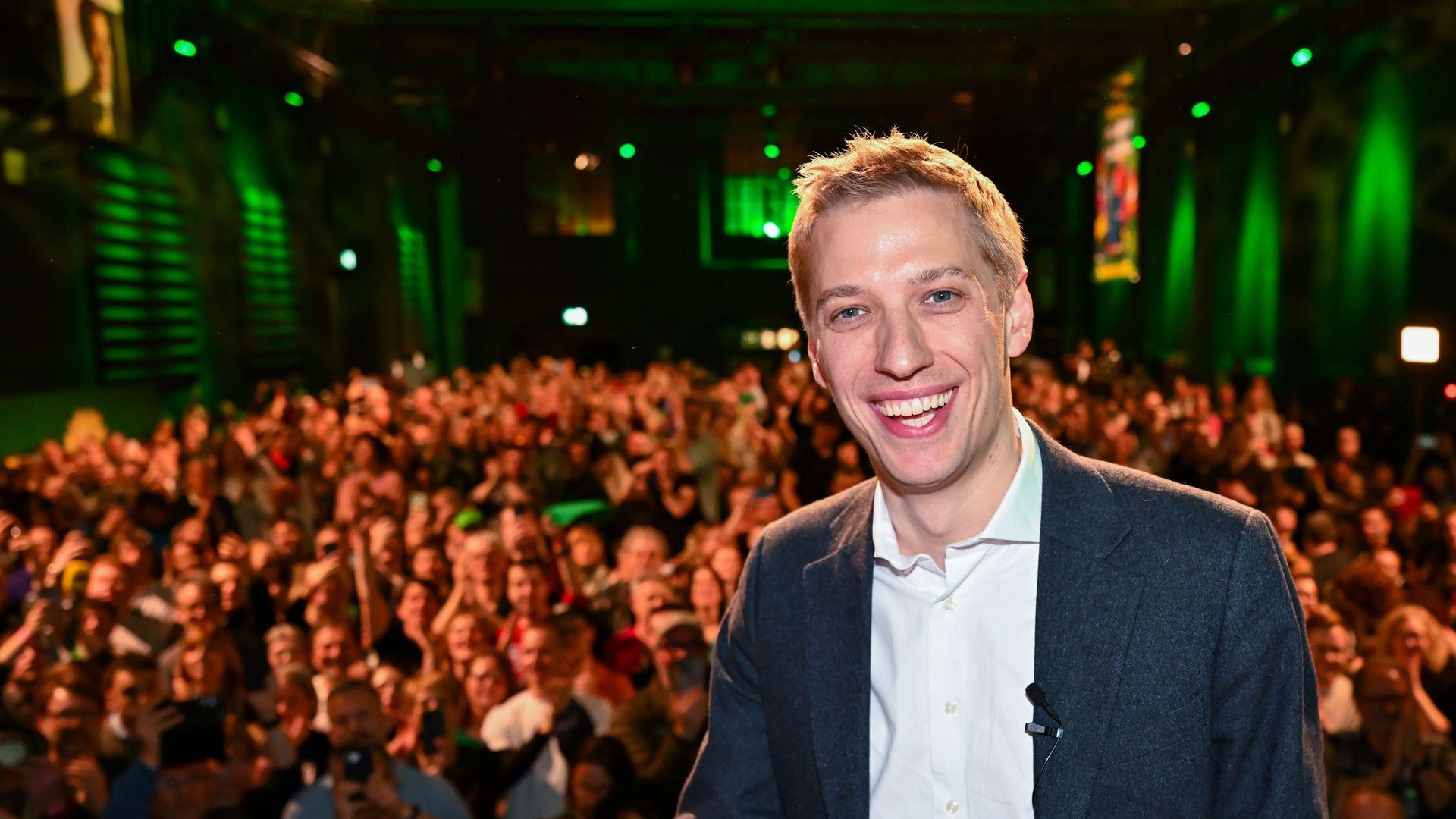 M�nchen wird k�nftig von einem Gr�nen-Oberb�rgermeister regiert: Dominik Krause bei der Wahlkampfparty | dpa-Bildfunk/Sven Hoppe