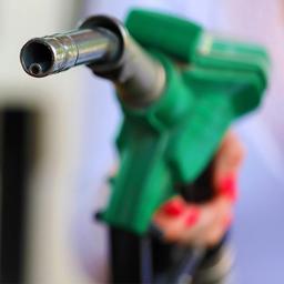 Zapfpistole an einer Tankstelle.