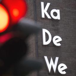 Eine rote Ampel vor dem KaDeWe
