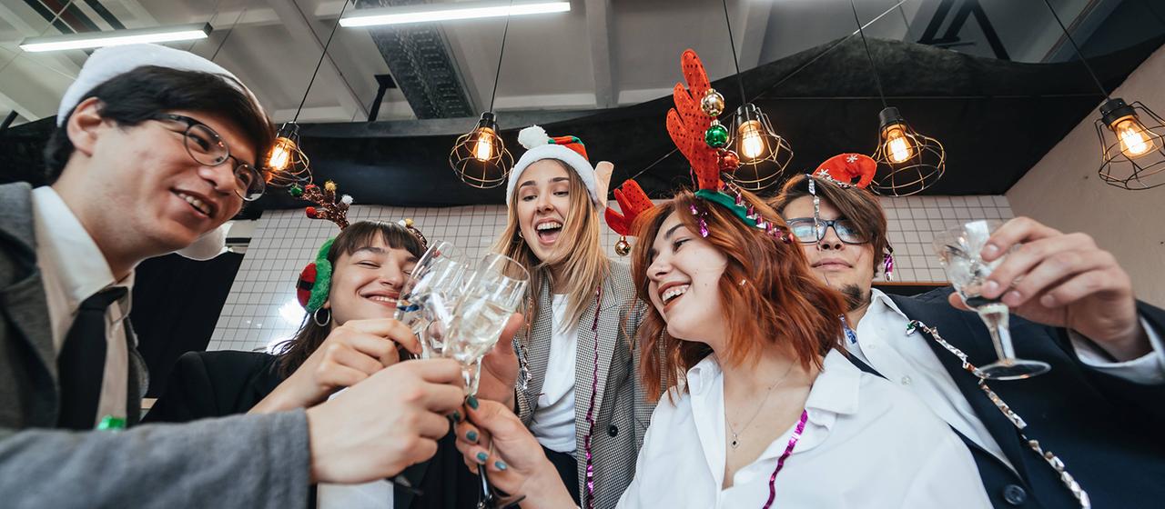 Kolleginnen und Kollegen feiern zusammen.