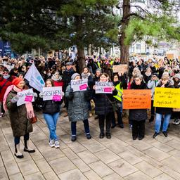 Medizinische Fachangestellte und Unterstützer haben sich zu einer Kundgebung in Berlin versammelt.