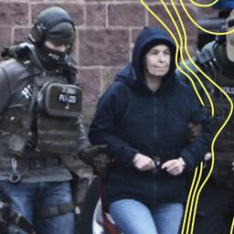 Im Innenhof eines Behördenzentrums wird die frühere RAF-Terroristin Daniela Klette zu einem Hubschrauber geführt. Zuvor hatte sie einen Haftprüfungstermin beim Bundesgerichtshof (BGH).