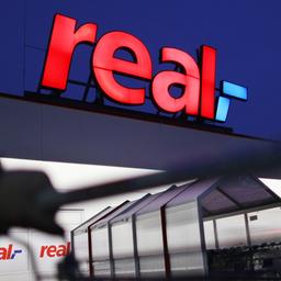 Das Logo der Supermarktkette Real ist an einer Gebäudefront angebracht.