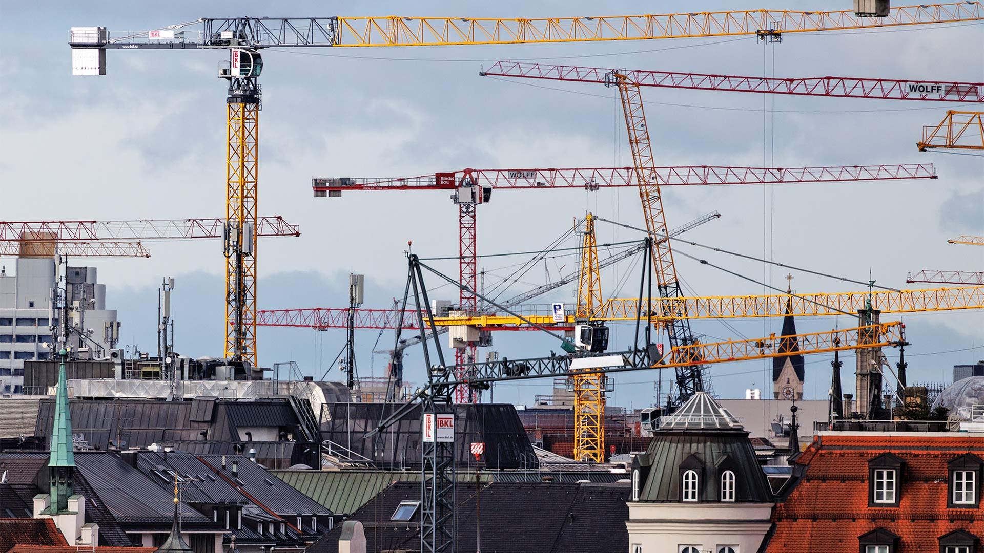 Zahlreiche Baukräne auf Baustellen in München. | picture alliance / dpa
