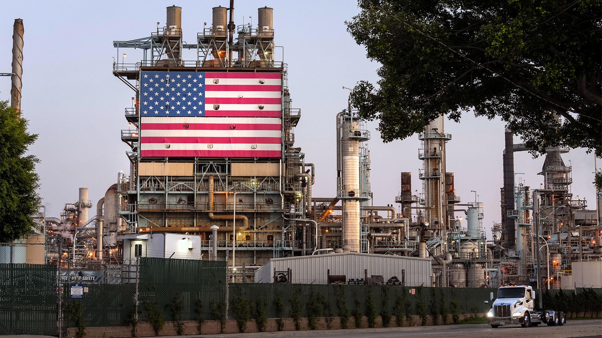 Eine Amerikanische Flagge an einer Ölraffinerie in Kalifornien. | picture alliance / ASSOCIATED PR
