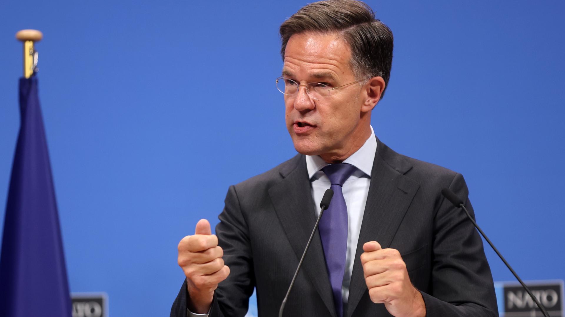 Mark Rutte ballt während einer Rede die Fäuste. | EPA