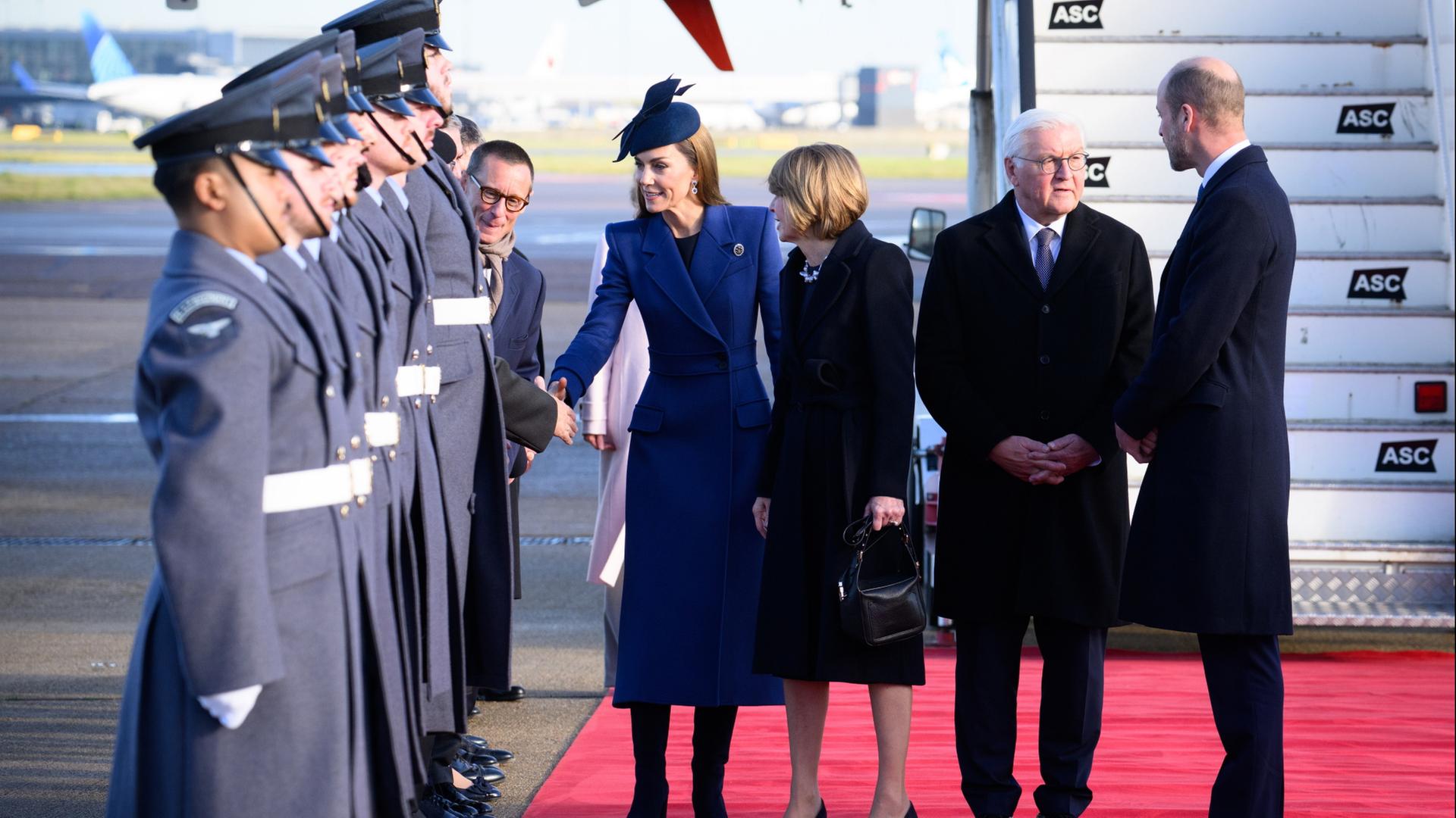 Bundespräsident Frank-Walter Steinmeier und seine Frau Elke Büdenbender kommen auf dem Flughafen London Heathrow an und werden dort von Prinz William, Prinz von Wales, und Prinzessin Kate, Prinzessin von Wales, begrüßt.  | dpa